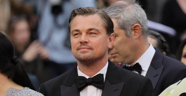 Леонардо Ди Каприо заметили в окружении блондинок на вечеринке (фото)