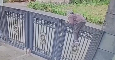 92-річна жінка "перескочила" двометрові ворота і втекла з будинку для літніх людей (відео)