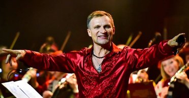 Олег Скрипка засветился в объятиях российской певицы