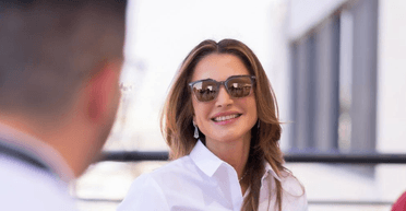 Королева Йорданії Ранія показала, з чим поєднувати білу сорочку (фото)