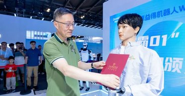 Робот-"красавчик" с ИИ поступил в ВУЗ и стал звездой сети: что он будет изучать (фото)