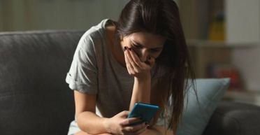 Жінка вигнала з дому чоловіка, з яким прожила 22 роки: що вона побачила в його телефоні