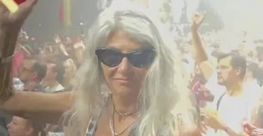 "Молодь не встигає": 73-річна жінка продовжує ходити в клуби у мініспідницях (відео)