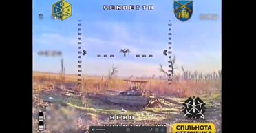 Бойцы ВСУ показали, как украинский дрон изнутри сжигает "нафаршированный" танк РФ (видео)