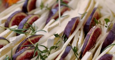 Зморщений пиріг з інжиром і камамбером: простий рецепт дивовижної випічки (відео)