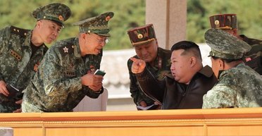 Ким Чен Ын в окружении полуголых военных пригрозил Южной Корее ядерным ударом (фото)