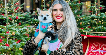 Жінка подає своїм вихованцям на Різдво стейки, які коштують дорожче, ніж її вечеря (фото)