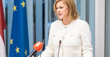 Премьер Латвии сравнила соседнюю Россию с непредсказуемым алкоголиком и наркоманом