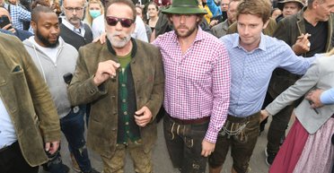 Арнольд Шварценеггер влаштував піжамну вечірку без позашлюбного сина (фото)