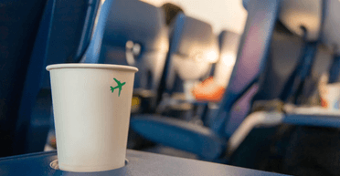 Чому ніколи не варто пити чай та каву в літаку: "Це абсолютно огидно"