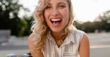 Слезы, смех и объятия: женщины реагируют на внезапное присутствие любимых (видео)