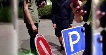 У Чернігові двоє чоловіків поцупили дорожні знаки та гуляли з ними вулицею (фото)