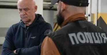 Посеред парковки: Труханову вручили підозру та проводять обшуки у домівках його заступників