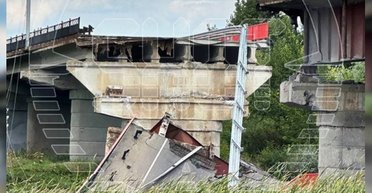Пилоты уничтожили мост в Курской области: в Воздушных силах показали момент удара (видео)