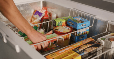 Чоловік помітив у холодильнику бабусі десерт 1990-х років: який він мав вигляд (фото)