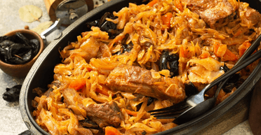 По старинному румынскому рецепту: как приготовить тушеную капусту с копченостями в духовке