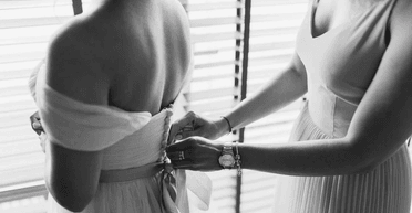 Роками приховувала правду: жінка дізналася, що подруга вкрала її "загублену" весільну сукню