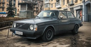 Гость из 70-х: в Киеве заметили редкое винтажное купе Volvo (фото)