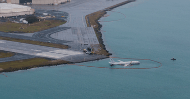 На Гавайях самолет P-8A Poseidon выкатился в океан со взлетно-посадочной полосы (видео)