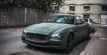 Заброшенный раритет: в Киеве обнаружили спортивный седан с двигателем Ferrari (фото)