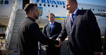 Залужный встретил Зеленского у самолета во время визита в Великобританию