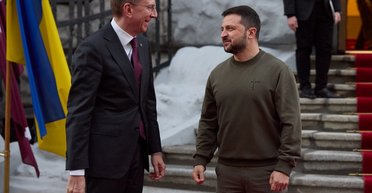 Гаубицы, ракеты, вертолеты: что войдет в новый пакет помощи для Украины от Латвии