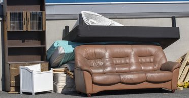 Благав повернути: чоловік подарував свій диван і забув, що ховав у ньому значну суму (фото)