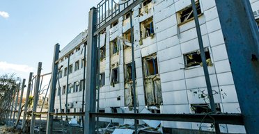 Один из пострадавших во время ракетного удара в спорткомплексе "Локомотив" скончался в больнице