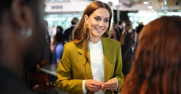 Кейт Міддлтон вийшла у світ у костюмі від Вікторії Бекхем (фото, відео)