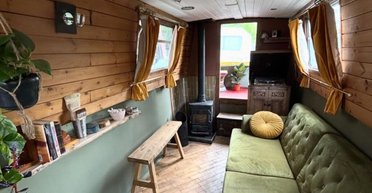 Чоловік витратив пів року на перетворення старого човна на затишний будинок на воді (фото)