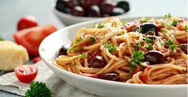 Спагетти "Путтанеска": простой и вкусный ужин от легендарного Марко Черветти