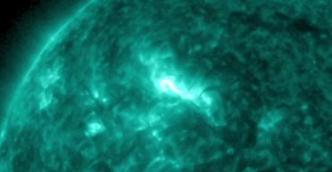 В первые часы 2026 года Солнце устроило фейерверк: мощный корональный выброс несется к Земле (видео)