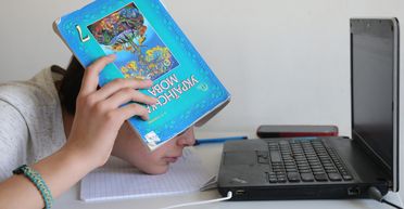 Стресс, прогресс и родительские нервы. Чем стал опыт онлайн-обучения для школьников Украины