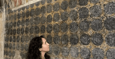 Исламский шатер над христианским алтарем: что на самом деле изображает знаменитая фреска из Феррари