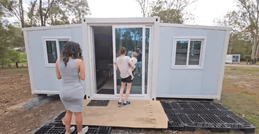 Новий тренд: жінка зробила з вантажного контейнера стильний і просторий будинок (відео)