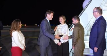 Володимир Зеленський разом із дружиною прилетів у Канаду (відео)