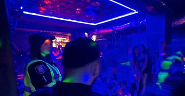 В день траура в гей-клубе Киева устроили шумную вечеринку: на мероприятие нагрянула полиция (фото)