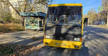 ЗС РФ обстріляли Херсон: під удар потрапила маршрутка, є постраждалі (фото)