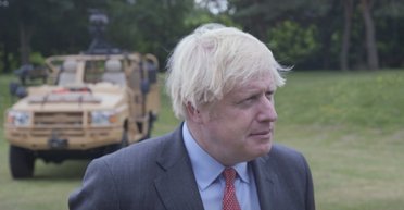 Бориса Джонсона клюнув страус просто в авто (відео)