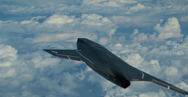 Shield AI розкрила подробиці про автономний дрон X-BAT, озброєний ракетами