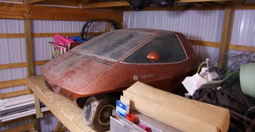 Стоял заброшенным 48 лет: на старом складе обнаружили уникальный электромобиль 60-х (видео)