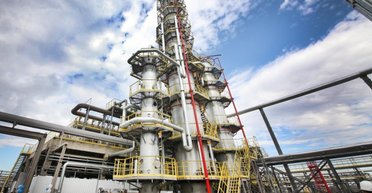 Попали в цех: дальнобойные дроны ГУР взорвали НПЗ РФ в Краснодарском крае (видео)