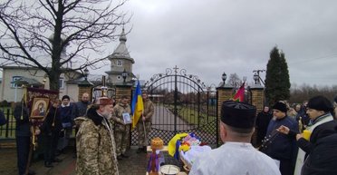 Отпевали под воротами: священник УПЦ МП не пустил в церковь похоронную процессию погибшего бойца