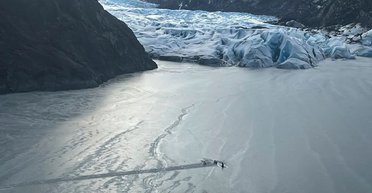 Семья, самолет которой упал в замерзшее озеро на Аляске, выжила, просидев 12 часов на крыле судна