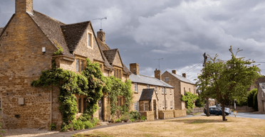 Від зірок до монархів: який вигляд має крихітне село, де живе світова еліта (фото)