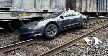 Направил электрокар под поезд: в автопилоте Tesla обнаружили опасный дефект (видео)