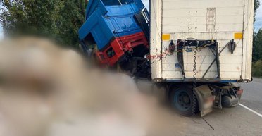 На Киевщине в результате аварии фура врезалась в блокпост (фото)