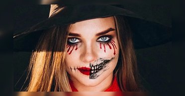 "Як її зняти": жінка не може змити моторошну "тимчасову" наліпку на обличчі (відео)