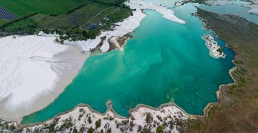 Мальдивы, но в Украине: где увидеть уникальный карьер, напоминающий тропики