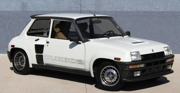 Старый 40-летний хэтчбек Renault продали по цене нового Porsche Cayenne (фото)